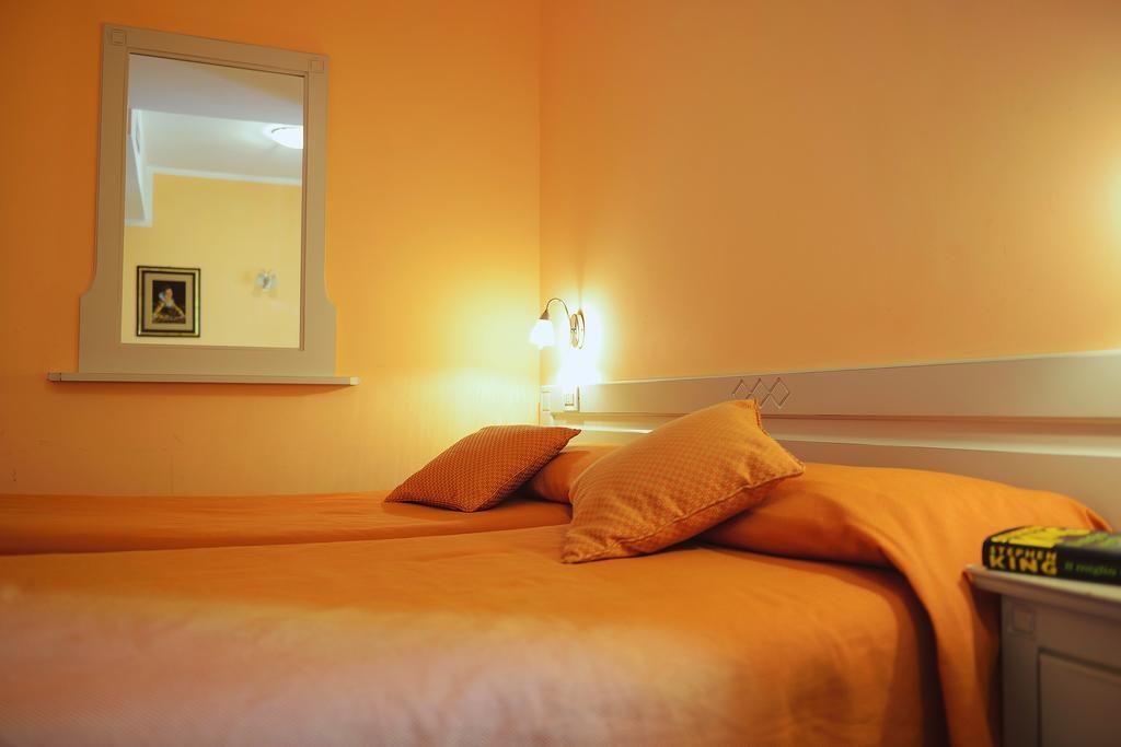 Hotel Marisa Альбенга Экстерьер фото