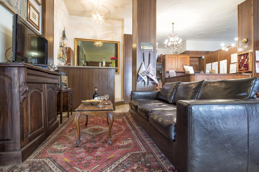 Hotel Marisa Альбенга Экстерьер фото
