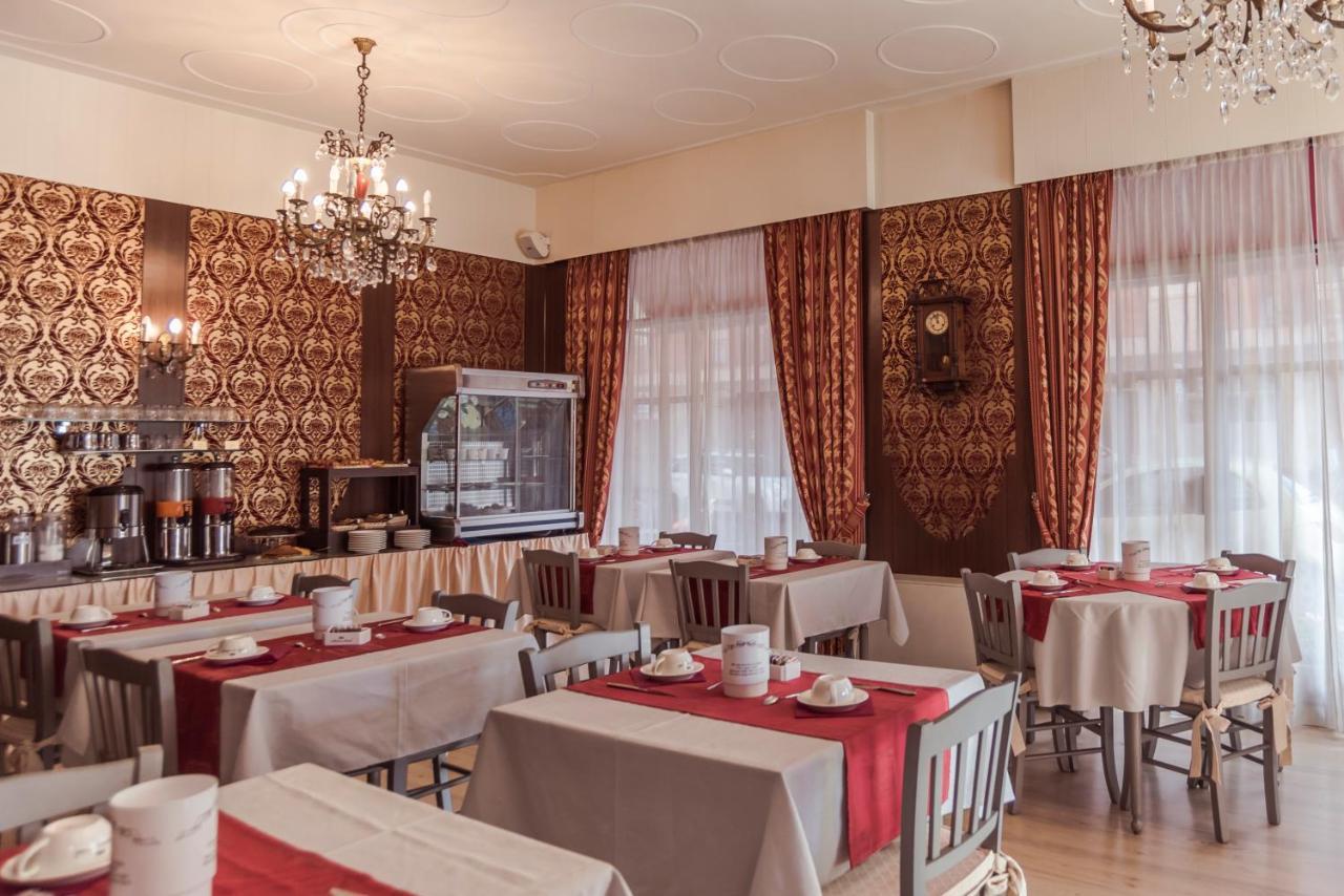 Hotel Marisa Альбенга Экстерьер фото