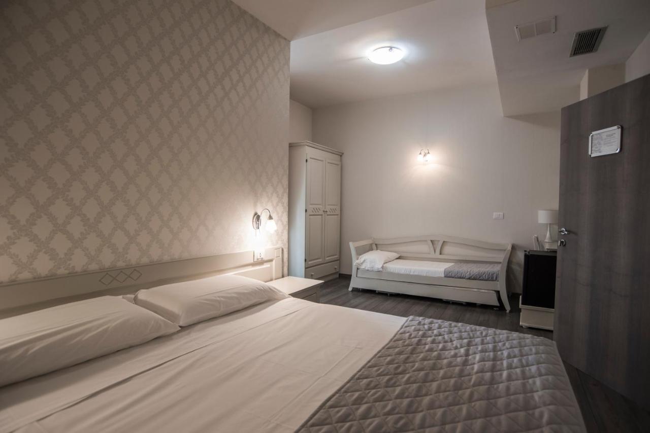 Hotel Marisa Альбенга Экстерьер фото