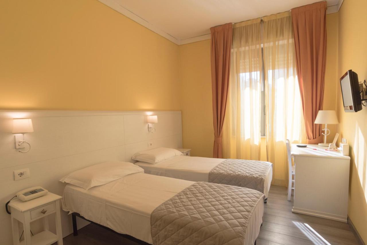 Hotel Marisa Альбенга Экстерьер фото