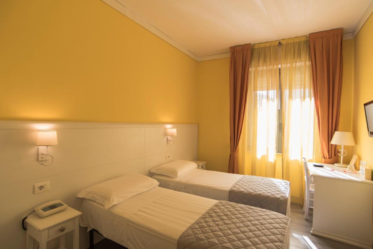 Hotel Marisa Альбенга Экстерьер фото