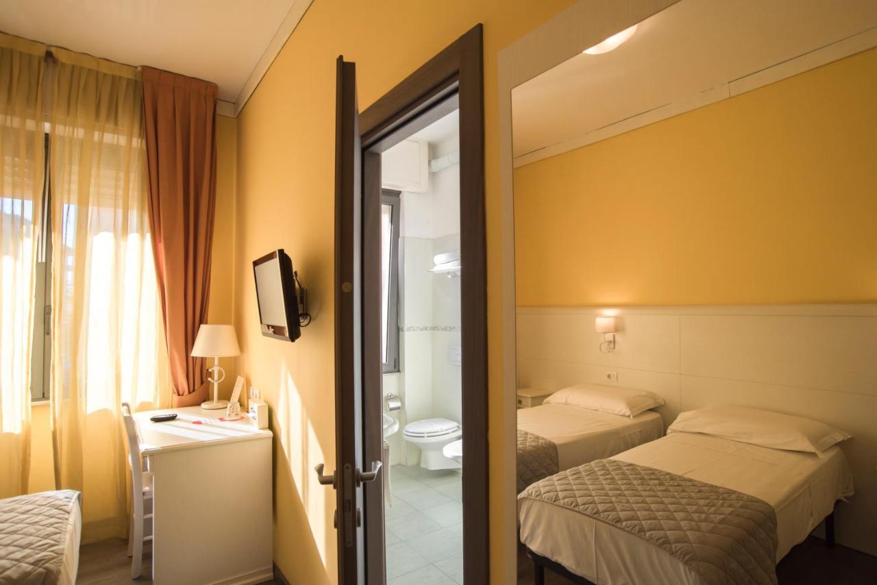 Hotel Marisa Альбенга Экстерьер фото