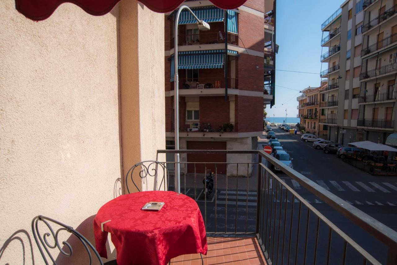 Hotel Marisa Альбенга Экстерьер фото