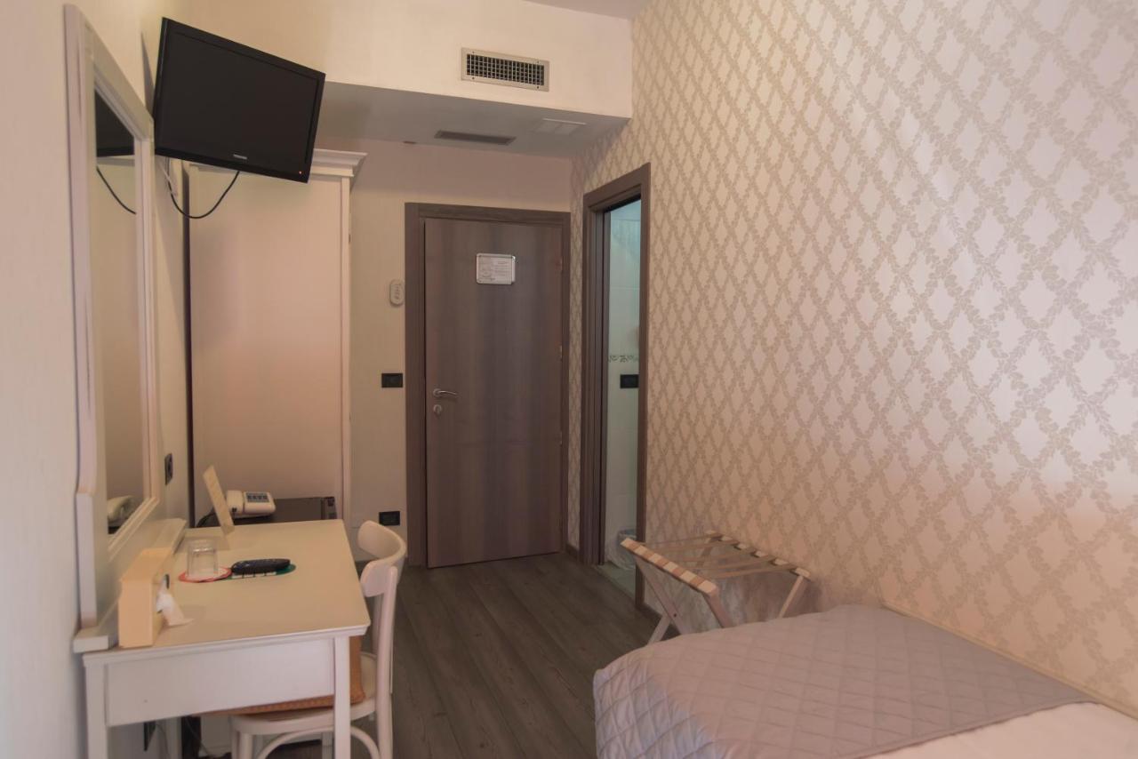 Hotel Marisa Альбенга Экстерьер фото