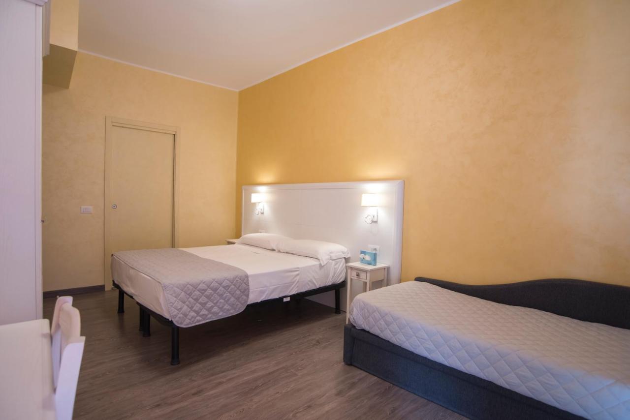 Hotel Marisa Альбенга Экстерьер фото