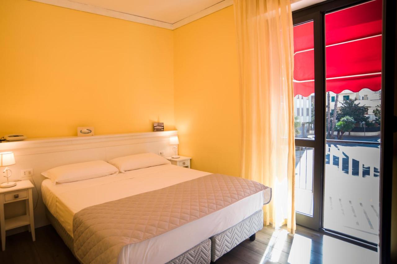Hotel Marisa Альбенга Экстерьер фото